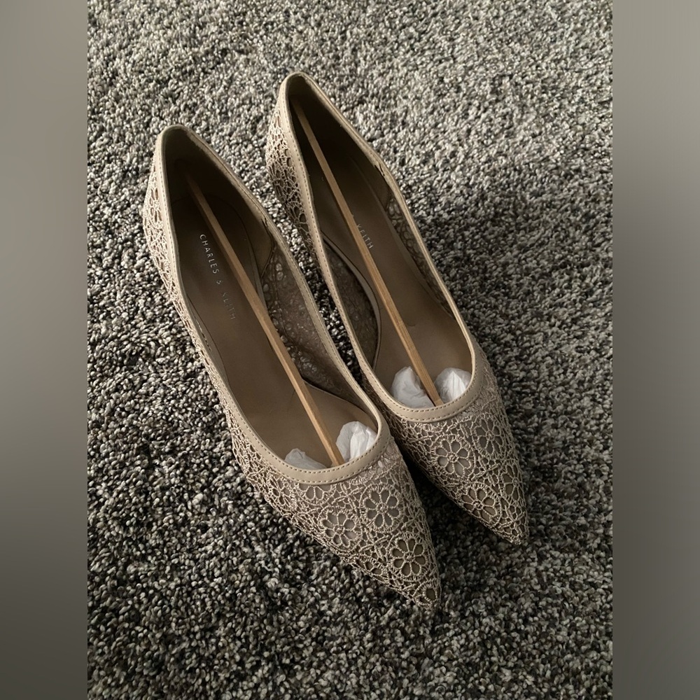 Charles & Keith Womens Beige Lace Court Kitten Heels Size 37(6.5)